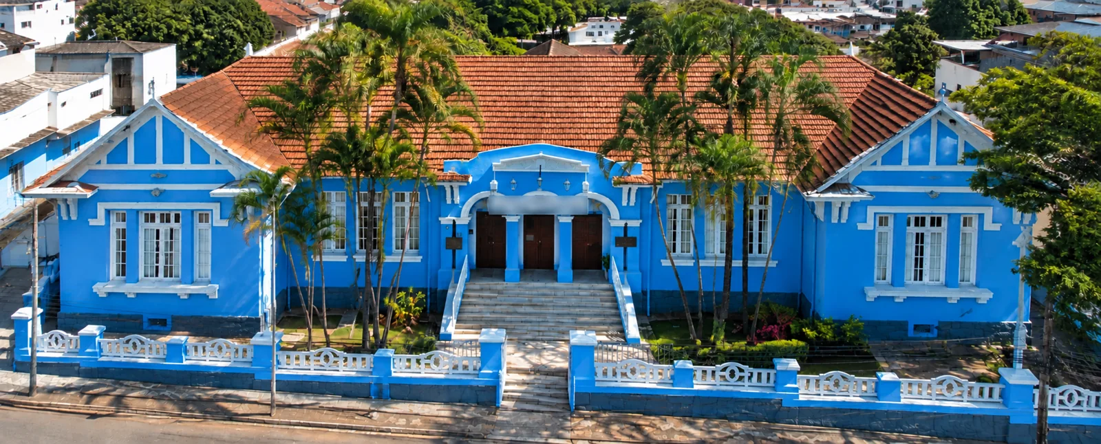 Vista da fachada da escola em Pará de Minas