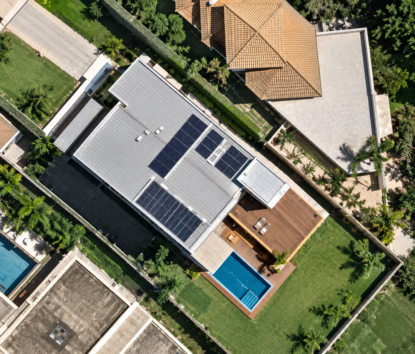 Imagem ilustrativa de sistema solar sobre residência